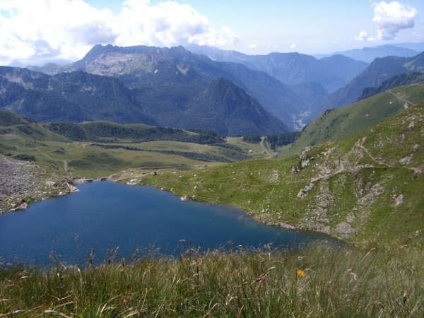 05 Lago Moro è visibile la traccia di salita verso il Passo di Valcervia.JPG